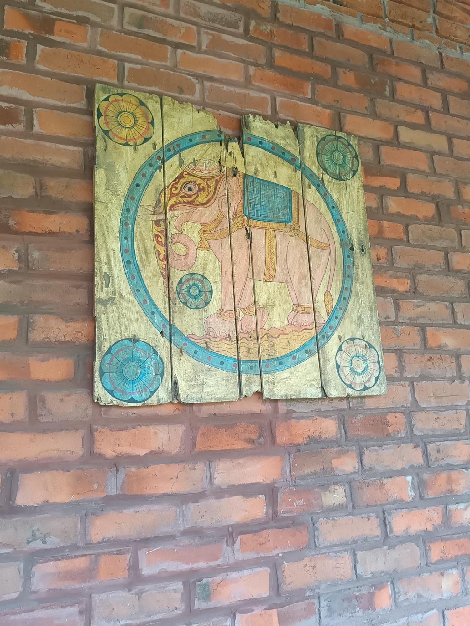 Negombo Boutique Villa Exterior foto A painting of a bull