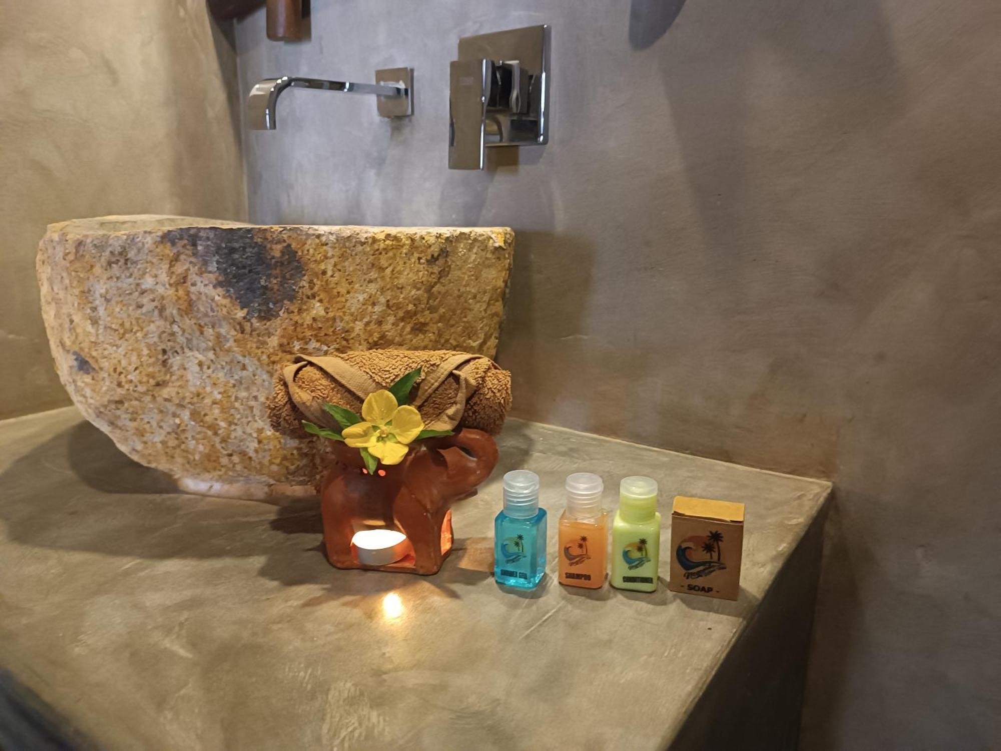 Negombo Boutique Villa Exterior foto Bathroom amenities
