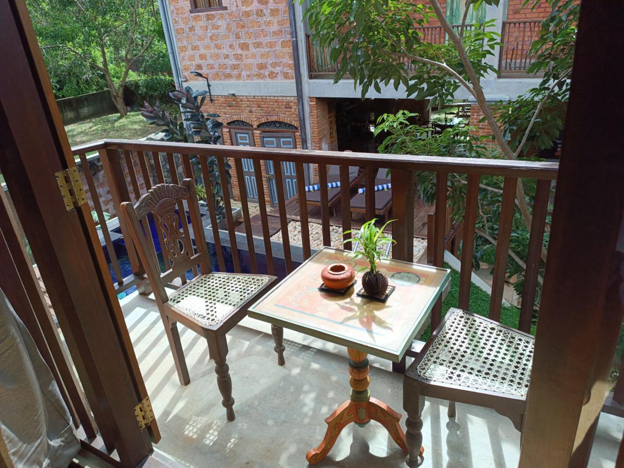 Negombo Boutique Villa Exterior foto A balcony in a house