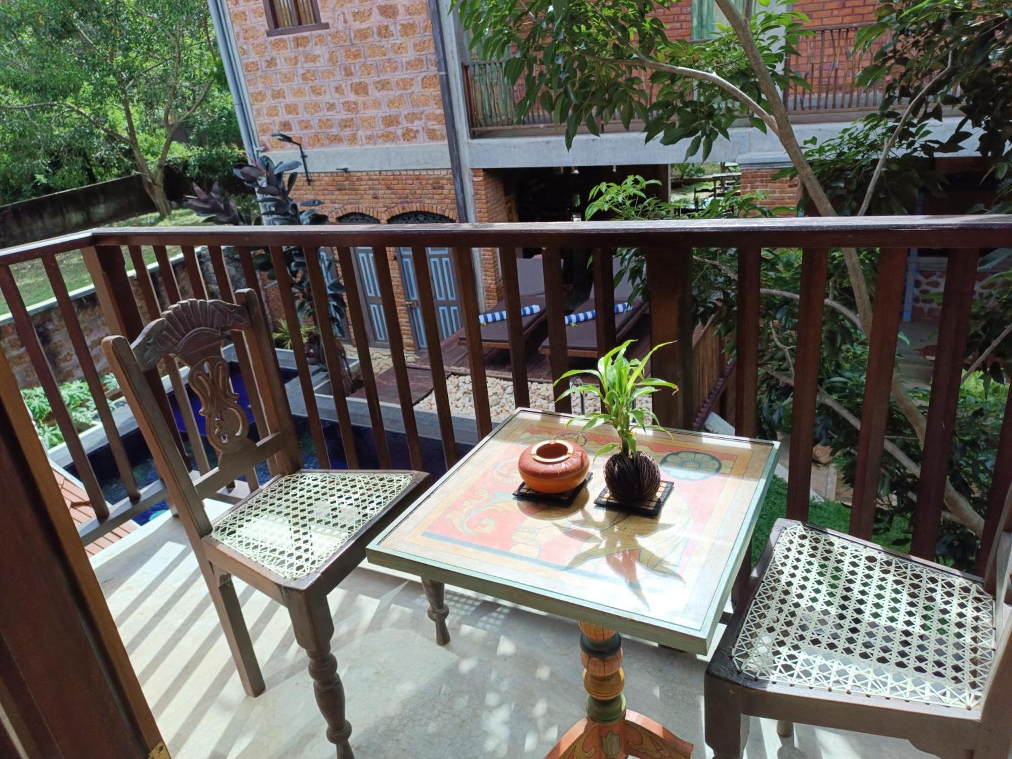 Negombo Boutique Villa Exterior foto A balcony in a house