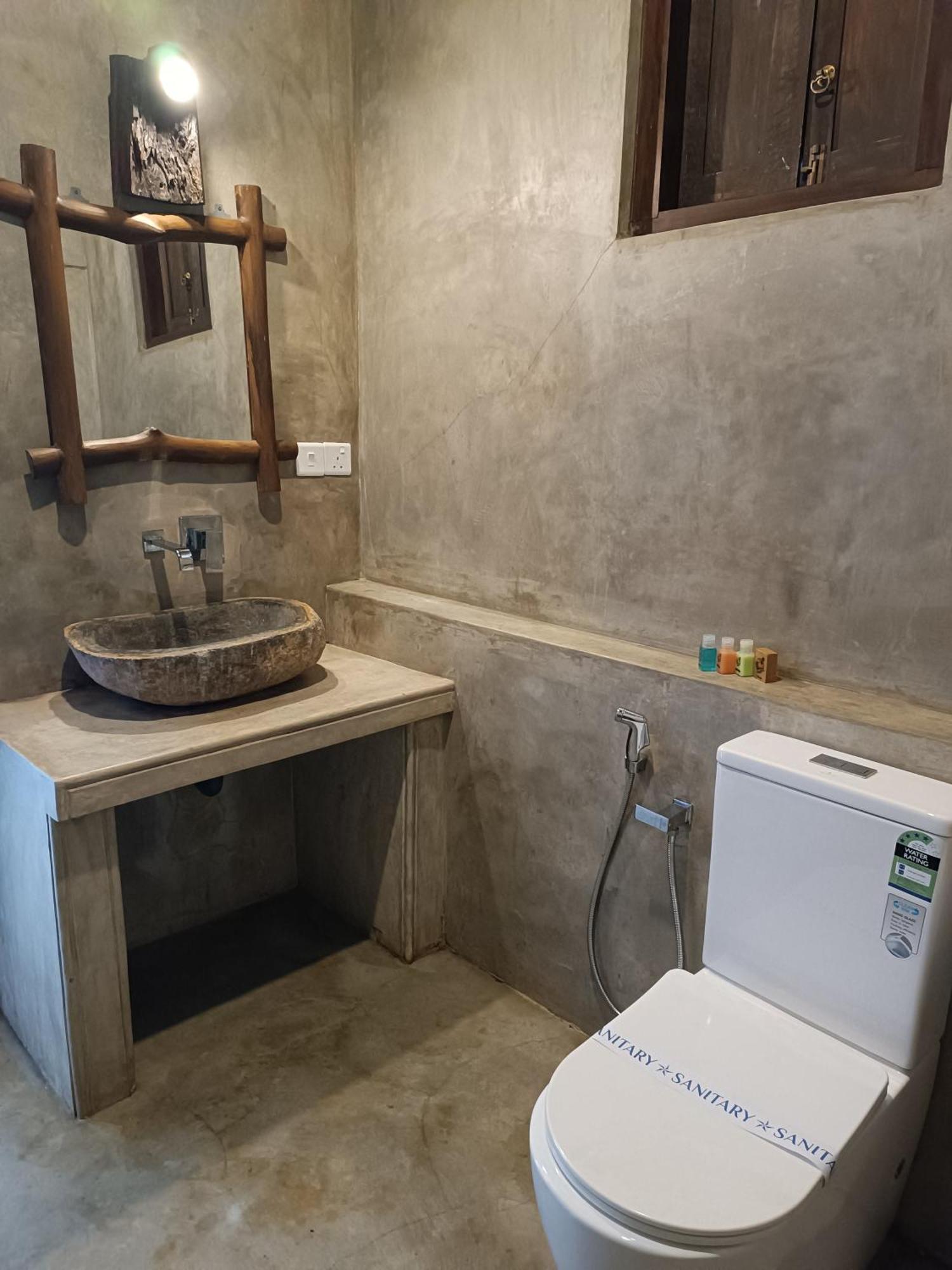 Negombo Boutique Villa Exterior foto Bathroom in a hotel in Thailand