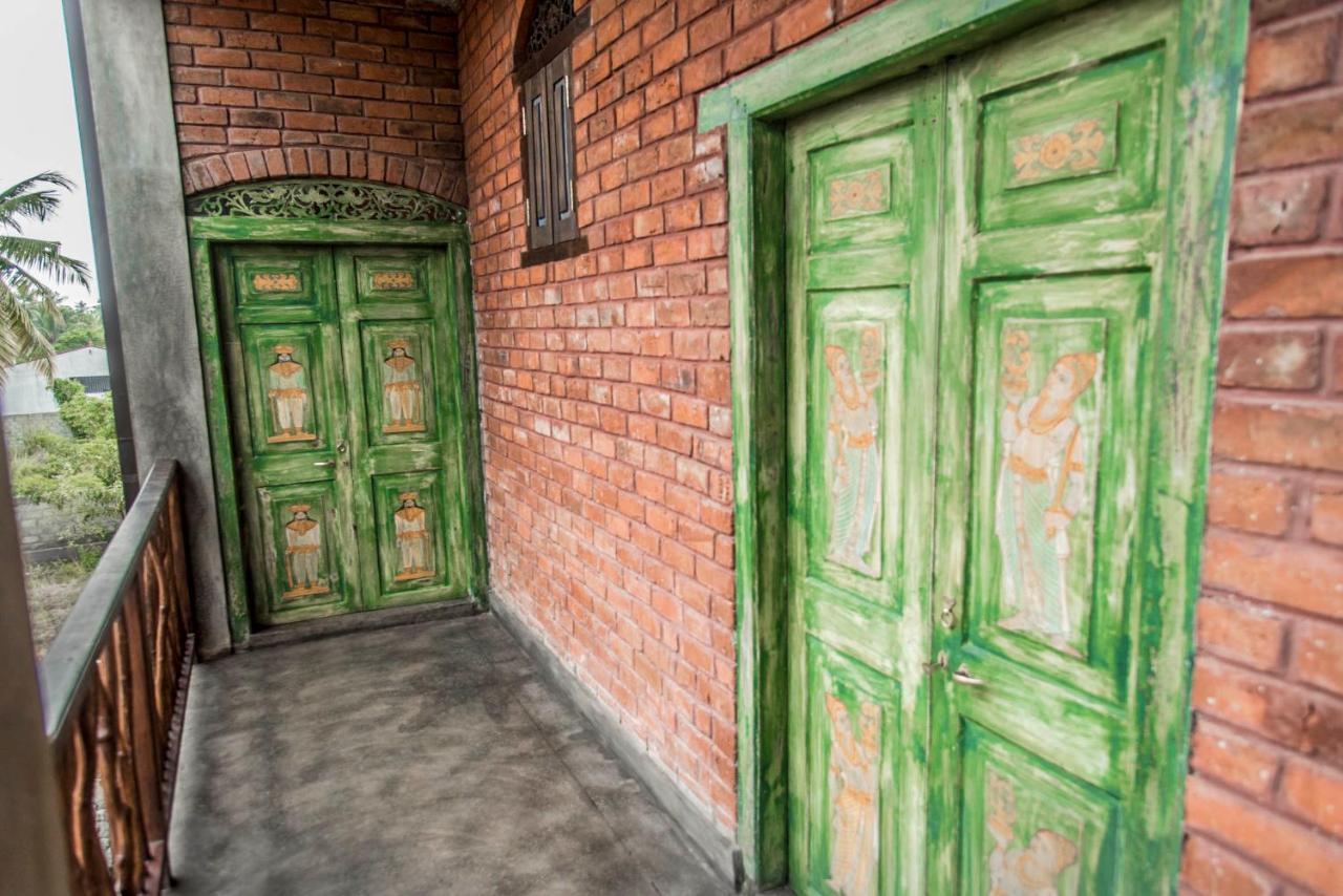 Negombo Boutique Villa Exterior foto Doors of a house in the village