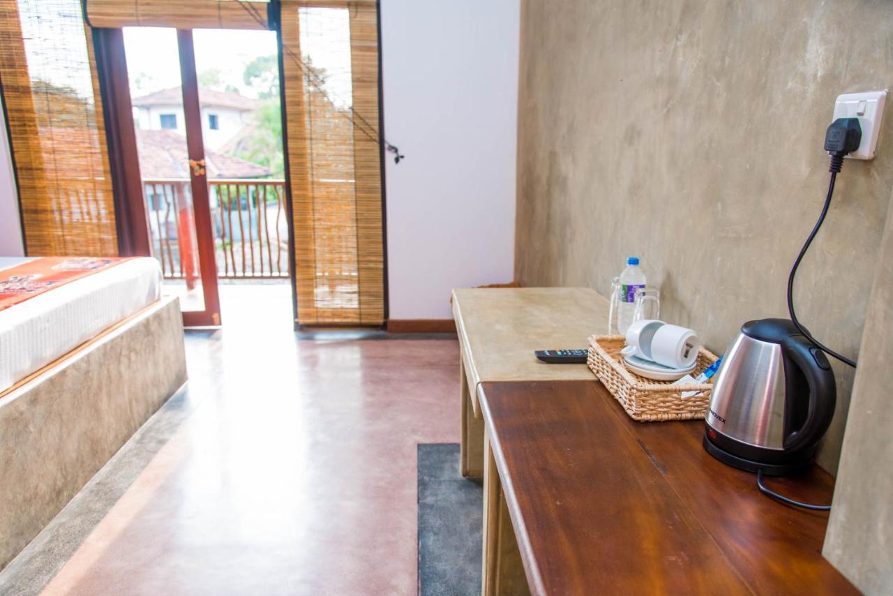 Negombo Boutique Villa Exterior foto A kettle in a hotel room