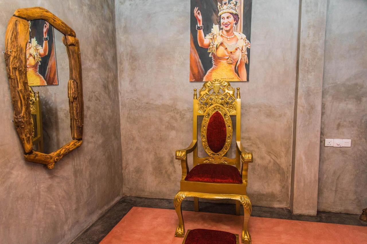 Negombo Boutique Villa Exterior foto Throne of the Queen of the Universe