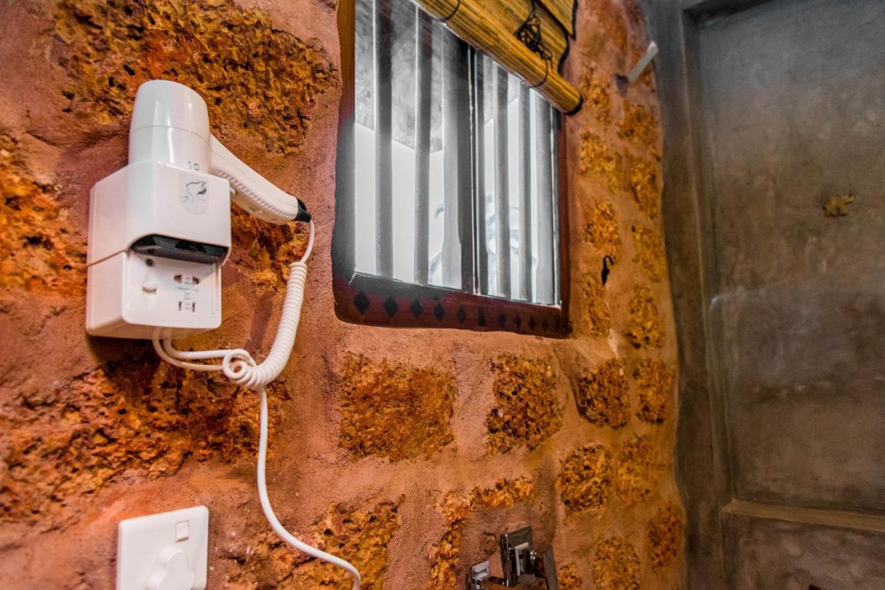 Negombo Boutique Villa Exterior foto A telephone in a prison cell