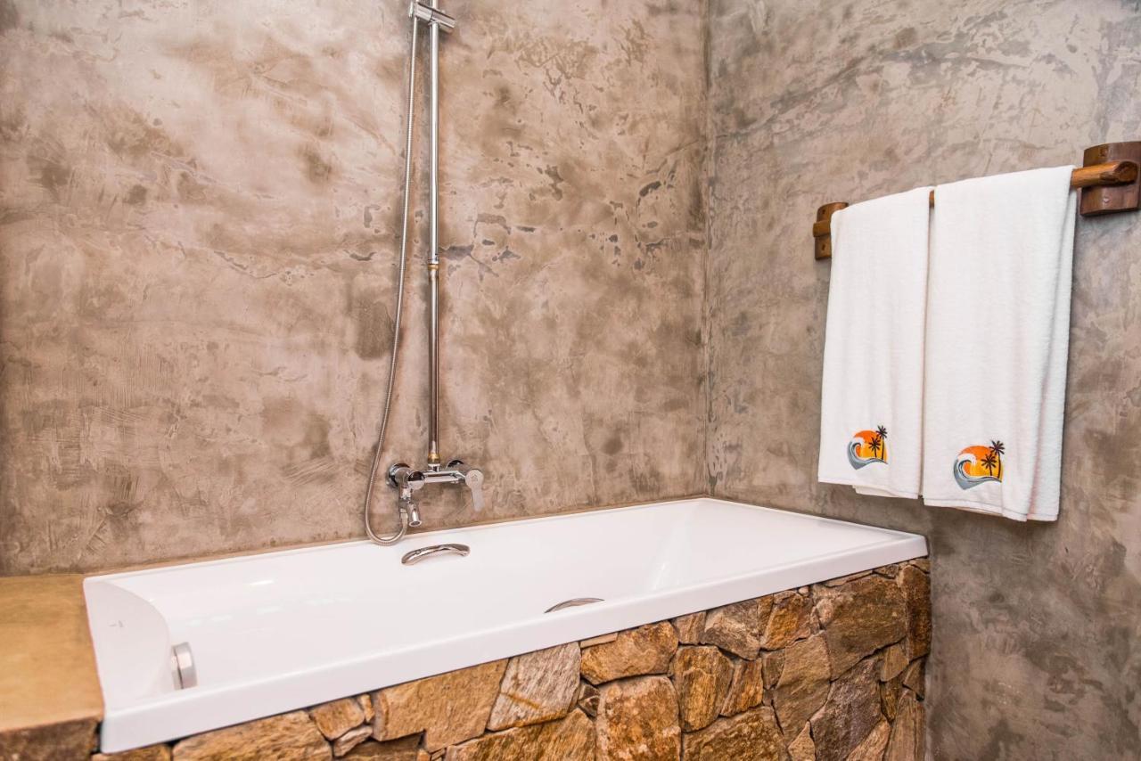 Negombo Boutique Villa Exterior foto A bathtub with a shower