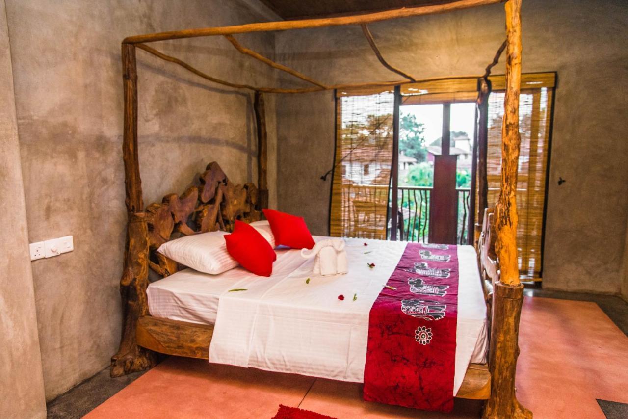Negombo Boutique Villa Exterior foto A bedroom at the resort