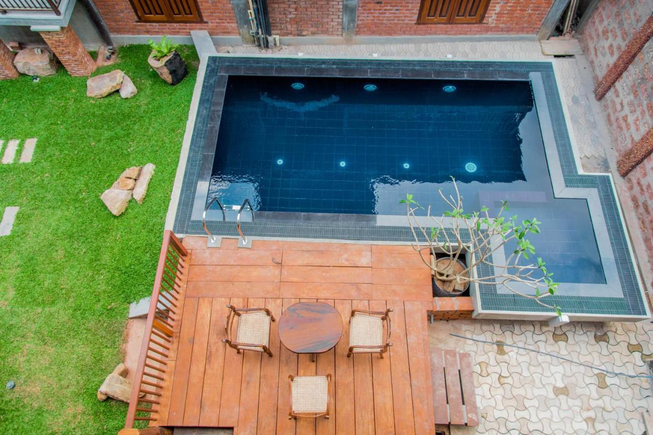 Negombo Boutique Villa Exterior foto The swimming pool at the hotel