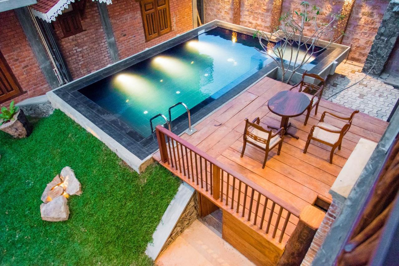 Negombo Boutique Villa Exterior foto The swimming pool at the hotel