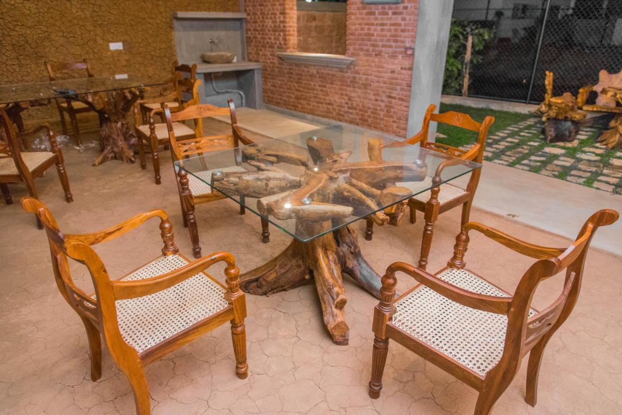 Negombo Boutique Villa Exterior foto A dining table and chairs