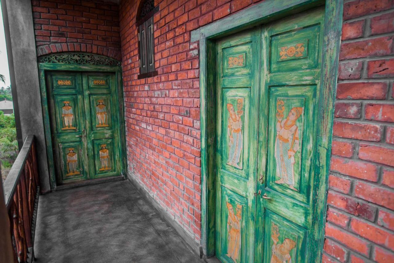 Negombo Boutique Villa Exterior foto Doors of a house in the village