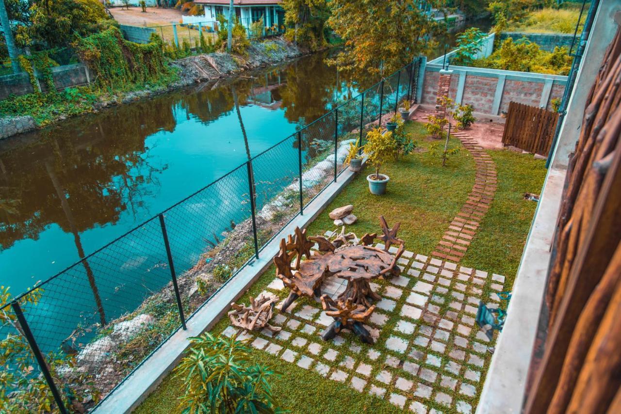 Negombo Boutique Villa Exterior foto The garden of the house