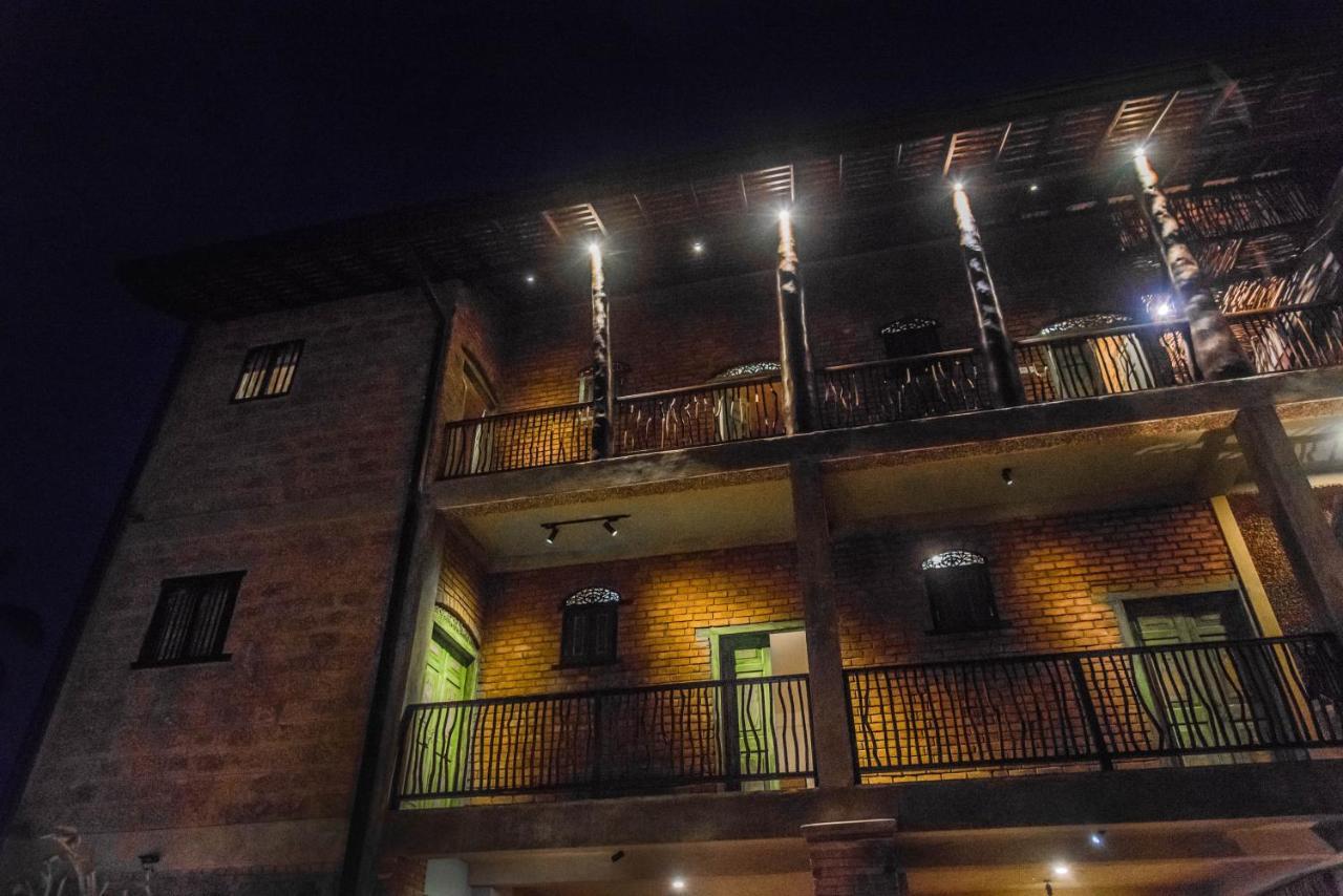 Negombo Boutique Villa Exterior foto The hotel at night
