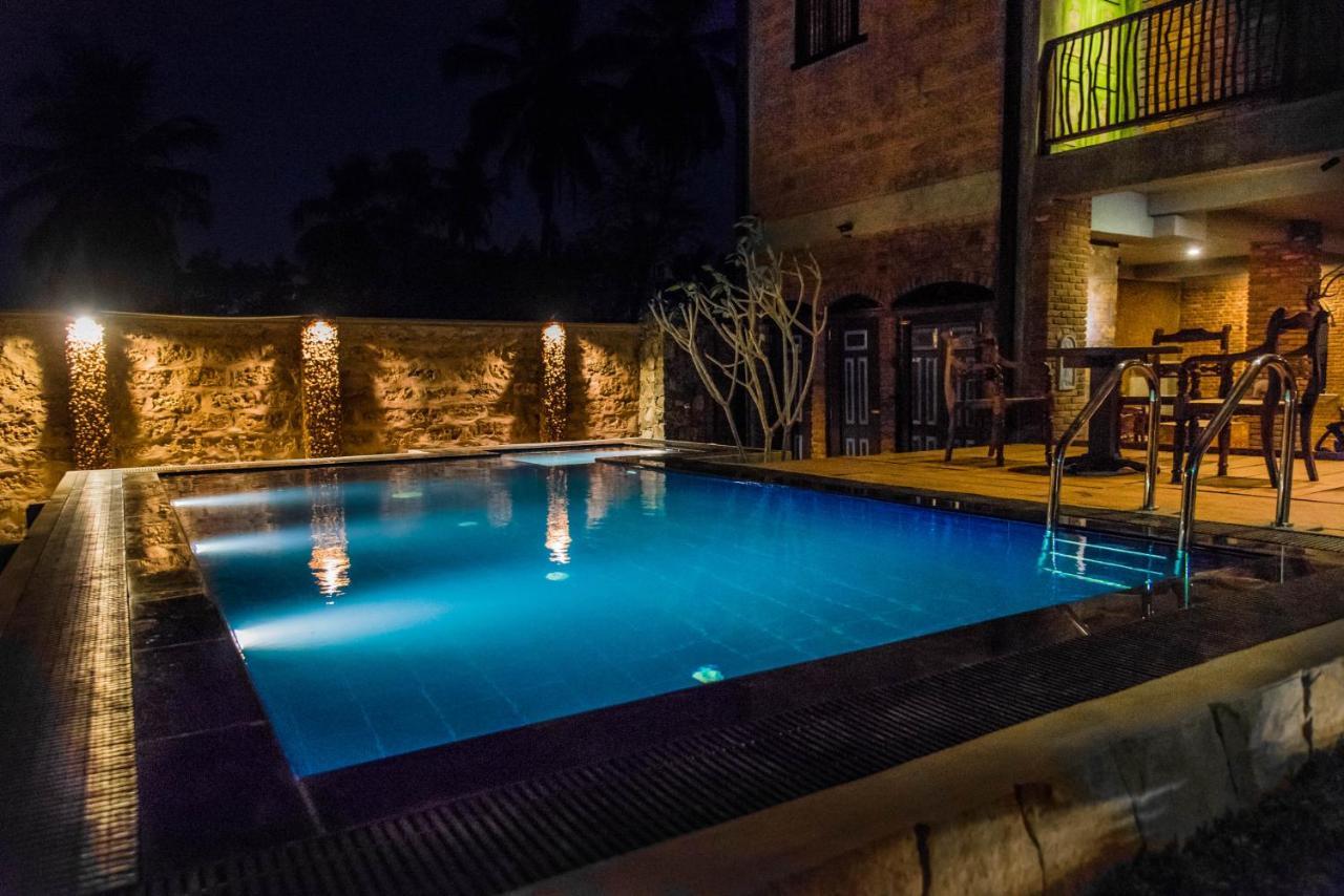 Negombo Boutique Villa Exterior foto The swimming pool at the hotel