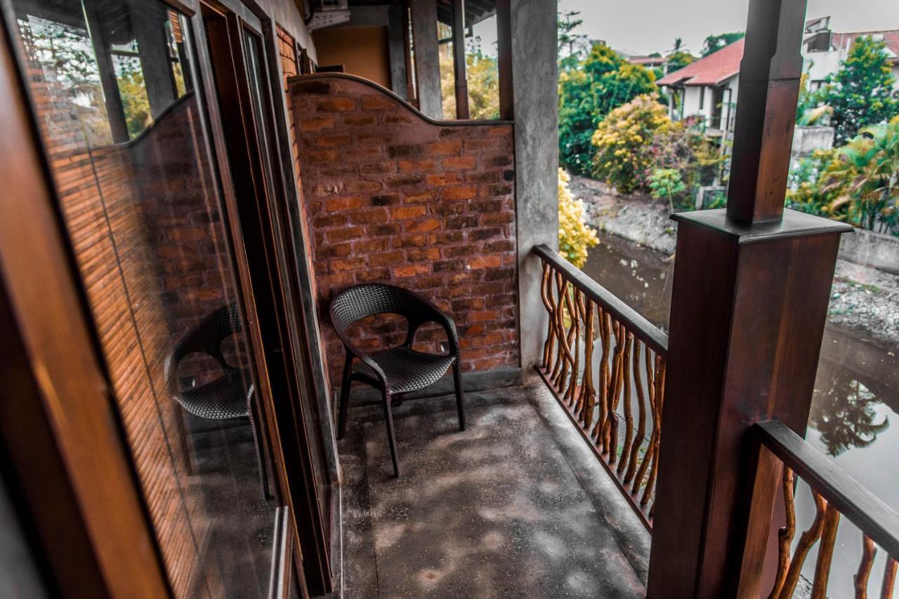 Negombo Boutique Villa Exterior foto A balcony in a house