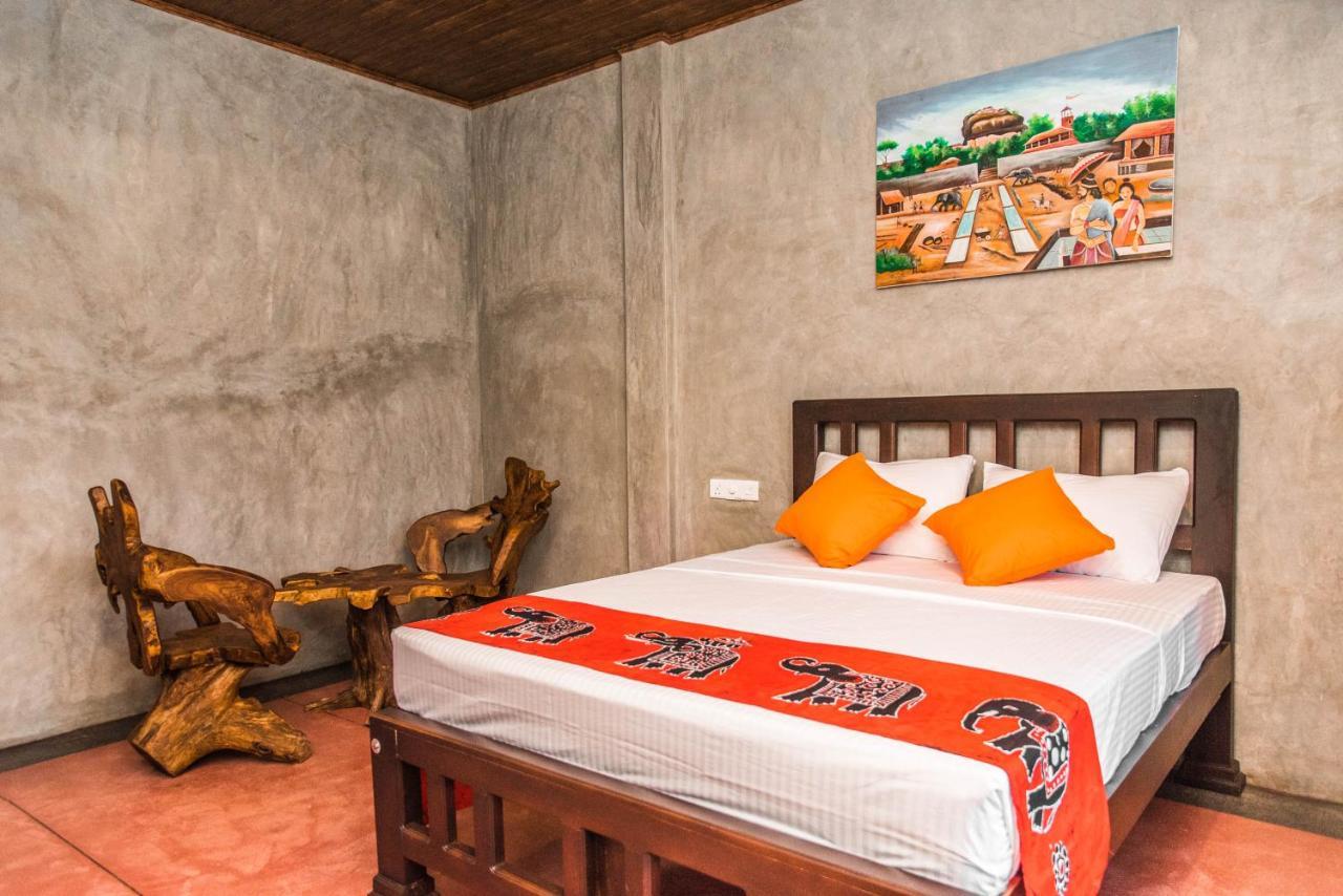 Negombo Boutique Villa Exterior foto A bedroom at the hotel